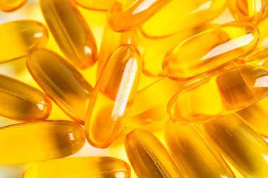 Balık yağı kapsülleri Omega 3 vitamini EPA ve DHAvon beyaz arka planı.