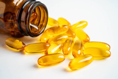 Balık yağı kapsülleri Omega 3 vitamini EPA ve DHAvon beyaz arka planı.