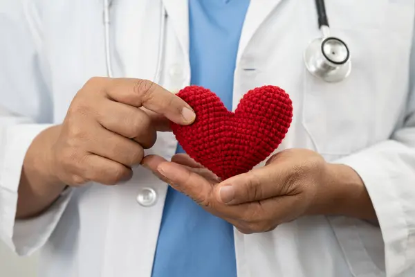 Hastanede kalp krizi geçiren bir doktor var..