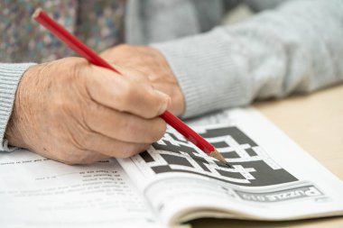 Bangkok, Tayland 1 Haziran 2024 Alzheimer Hastalığı AD, bunama için sudoku oyunu oynayan Asyalı yaşlı kadın.