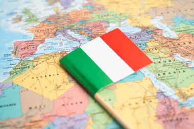 Bangkok, Tayland 14 Haziran 2024, Dünya haritasında İtalya bayrağı.