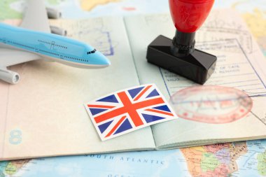 Onaylanmış vize ve pasaport belgesine sahip Birleşik Krallık bayrağı, ülkedeki havaalanındaki göçmenlik bürosuna.