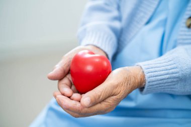 Asyalı doktor elinde kalp krizi geçiren yaşlı kadına kırmızı kalp verdi..