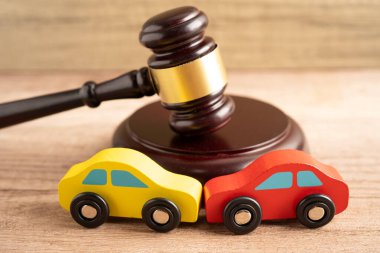 Çekiç tokmak hakimi araba kazasında, sigorta sigortası tazminat davası davasında..