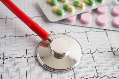 Kırmızı kalp ve uyuşturucu, kalp dalgası, kalp krizi, kardiyogram raporu ile elektrokardiyogram (ECG) üzerinde stetoskop.