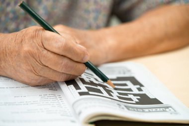 Bangkok, Tayland 1 Haziran 2024 Alzheimer Hastalığı AD, sudoku oyunu oynayan Asyalı yaşlı kadın.
