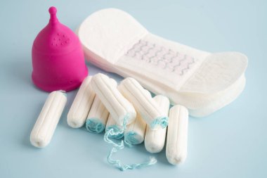 Hijyenik ped peçetesi, tampon ve kadın hijyen koruyucusu regl döngüsü.