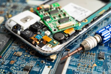 Not defteri, elektronik, bilgisayar donanımı ve teknolojisinin devre ana paneli onarılıyor ve güncelleniyor.