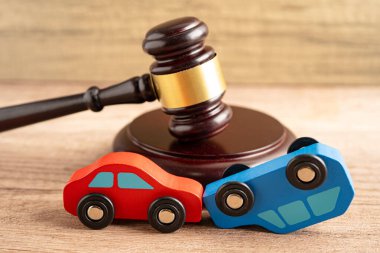 Çekiç tokmak hakimi araba kazasında, sigorta sigortası tazminat davası davasında..