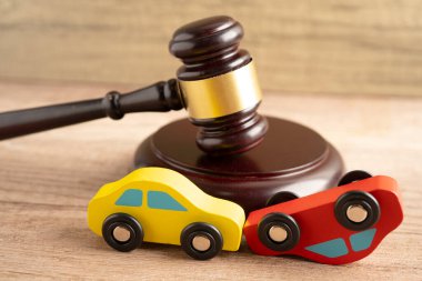 Çekiç tokmak hakimi araba kazasında, sigorta sigortası tazminat davası davasında..