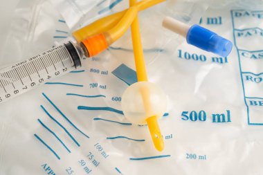 Özürlü ya da hastanede yatan hasta için idrar torbası takılı Foley idrar sondası.