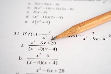 Eğitim okulunda matematik formülü sınav kağıdı üzerine kalem..
