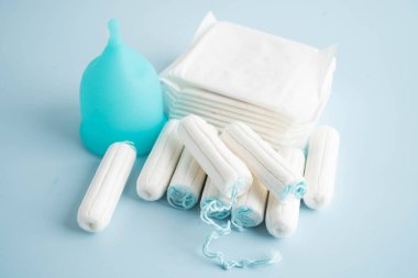 Hijyenik ped peçetesi, tampon ve kadın hijyen koruyucusu regl döngüsü.