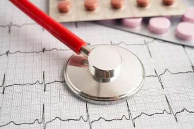 Kırmızı kalp ve uyuşturucu, kalp dalgası, kalp krizi, kardiyogram raporu ile elektrokardiyogram (ECG) üzerinde stetoskop.