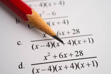 Eğitim okulunda matematik formülü sınav kağıdı üzerine kalem..