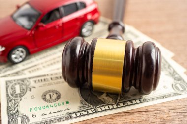 Tokmak tokmağı hakimi ve Amerikan doları. Araba kazası, sigorta sigortası, dava davası..