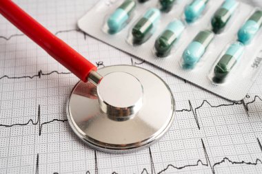 Kırmızı kalp ve uyuşturucu, kalp dalgası, kalp krizi, kardiyogram raporu ile elektrokardiyogram (ECG) üzerinde stetoskop.
