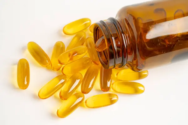 Beyaz arka planda EPA ve DHA içeren Omega 3 vitamini balık yağı kapsülleri.