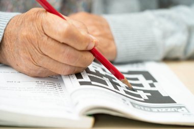 Bangkok, Tayland 1 Haziran 2024 Alzheimer Hastalığı AD, bunama için sudoku oyunu oynayan Asyalı yaşlı kadın.