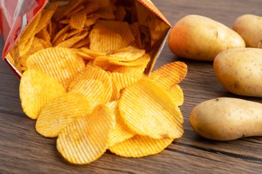 Patates cipsi açık poşette abur cubur..