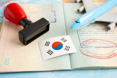 Onaylanmış vizeli Kore bayrağı ve ülkedeki havaalanındaki göçmenlik belgesi..