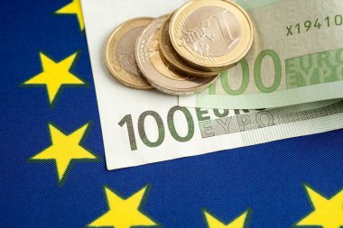 Bozuk para ile Avro banknotu ekonomi finansman ticaret yatırımı.