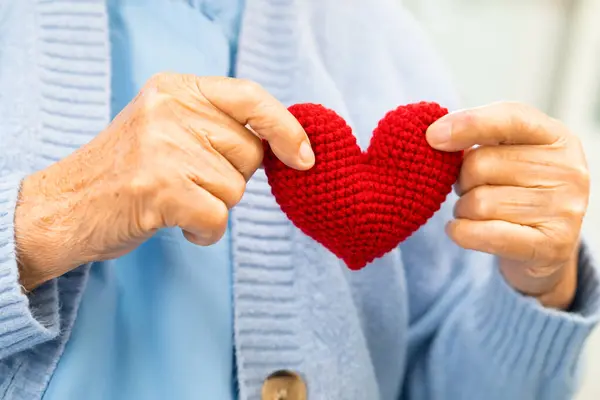 Asyalı doktor elinde kalp krizi geçiren yaşlı kadına kırmızı kalp verdi..