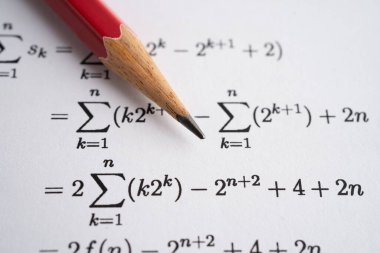 Eğitim okulunda matematik formülü sınav kağıdı üzerine kalem..