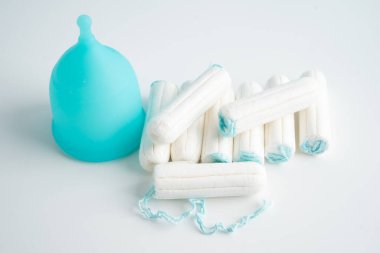 Hijyenik ped peçetesi, tampon ve kadın hijyen koruyucusu regl döngüsü.