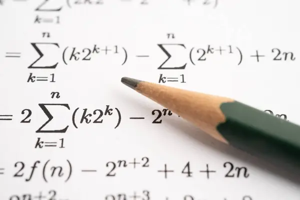 Eğitim okulunda matematik formülü sınav kağıdı üzerine kalem..
