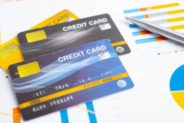 Grafikte Amerikan doları banknotları olan kredi kartı. Finans ve ticaret.