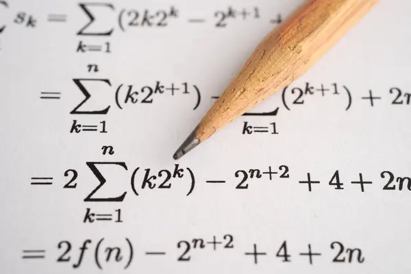 Eğitim okulunda matematik formülü sınav kağıdı üzerine kalem..
