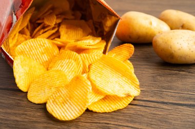 Patates cipsi açık poşette abur cubur..