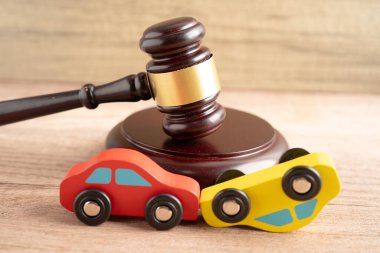 Çekiç tokmak hakimi araba kazasında, sigorta sigortası tazminat davası davasında..