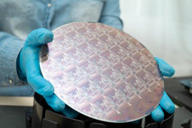 Tümleşik devre yarı iletken üretimi için silikon gofret.