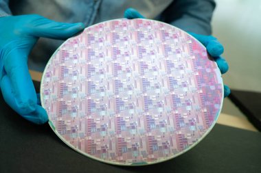 Tümleşik devre yarı iletken üretimi için silikon gofret.