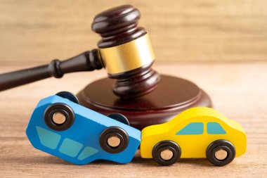 Çekiç tokmak hakimi araba kazasında, sigorta sigortası tazminat davası davasında..