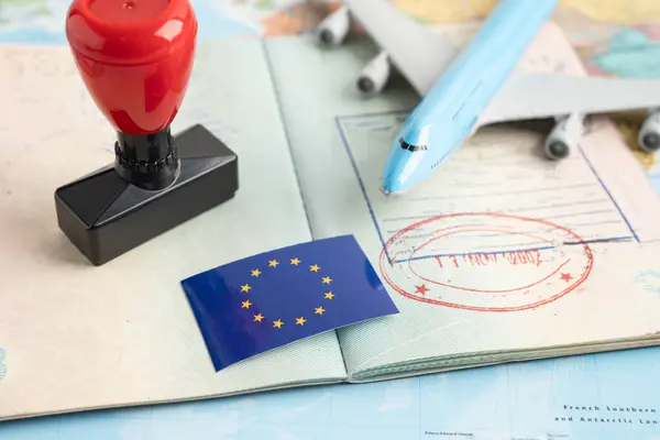 Onaylanmış vize ve pasaport belgeleriyle birlikte ülke havaalanındaki göçmenlik bürosuna bayrak.