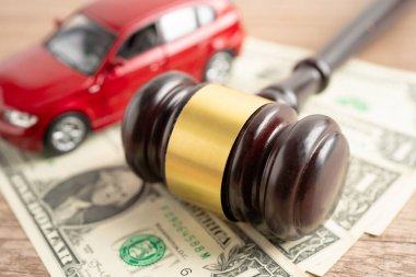 Tokmak tokmağı hakimi ve Amerikan doları. Araba kazası, sigorta sigortası, dava davası..