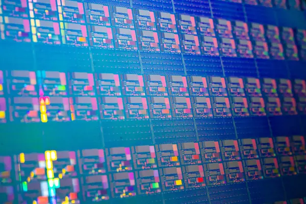 Tümleşik devre yarı iletken üretimi için silikon gofret.