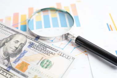 Çizelge ya da grafik kağıdı, Finansal, hesap, istatistik ve iş verileri medikal sağlık kavramı üzerine steteskop ve ABD doları banknotları.