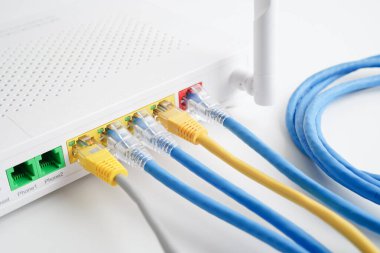 İnternet servis sağlayıcısına bağlı ethernet kablosu. 