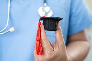 Asyalı kadın doktor hastanede sağlık için kırmızı kalp tutuyor..