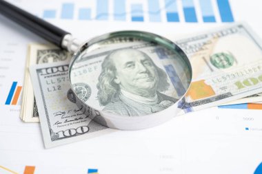 ABD doları ve EURO banknotları ve grafiği üzerindeki büyüteç, ticari ticaret kavramını finanse ediyor.