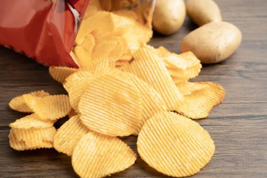 Patates cipsi, leziz BBQ baharatlı Crips, ince dilimlenmiş kızarmış abur cubur fast food.