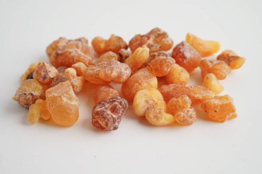 Tütsü ya da olibanum aromatik reçine tütsü ve parfümlerde kullanılan beyaz arka planda izole edilmiş..