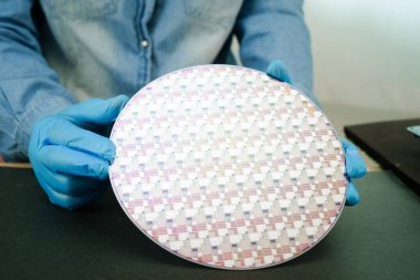 Tümleşik devre yarı iletken üretimi için silikon gofret.