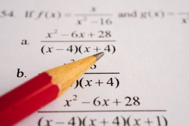 Seçim ve eğitim için kalem çizimi ile cevap sayfaları doldur.