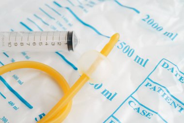 Foley kateteri ve idrar boşaltma torbası sakatlık veya hastanede yatan hasta için idrar topluyor..