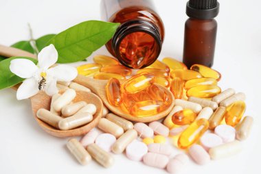 Alternatif ilaç bitkisel organik kapsül E omega 3 vitamini balık yağı, mineral, bitki yapraklı ilaç sağlıklı yaşam için doğal destek.